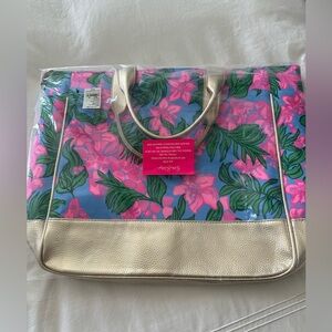 Lilly Pulitzer travel bag. OS, Size listed with zoom NWT